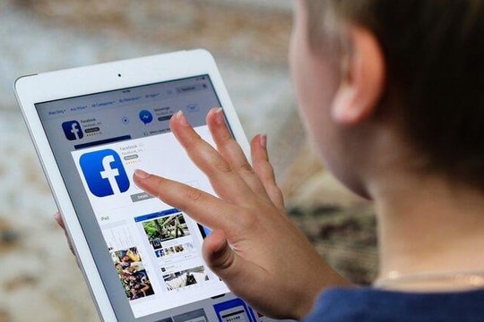 Trẻ em dưới 16 tuổi sử dụng mạng xã hội-Bài toán ‘cấm’ hay ‘quản trị’?