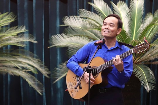 Clip Bí thư Thành ủy TPHCM ôm đàn, hát khi gặp gỡ thanh niên