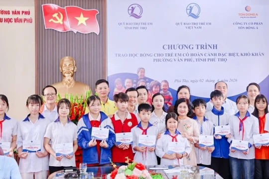 Trao học bổng, tiếp thêm động lực cho học sinh vượt khó ở Phú Thọ