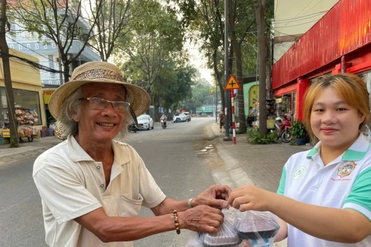 Sinh viên phát 500 hộp xôi miễn phí tặng người nghèo