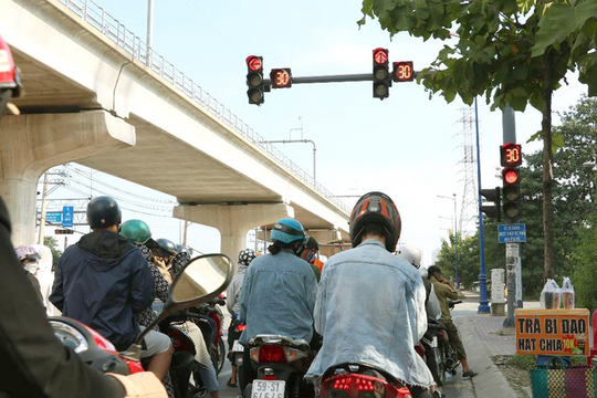 Dừng đèn đỏ kiểu này có thể bị phạt tới 22 triệu đồng, người dân chú ý