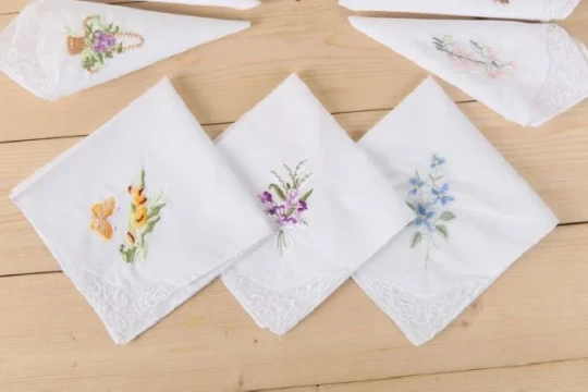 Chiếc khăn gói trọn tình mẹ