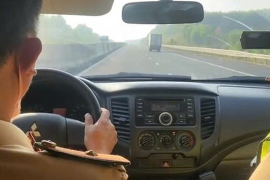 CSGT dùng ô tô nguỵ trang, ghi hình phạt nguội gần 100 xe vi phạm