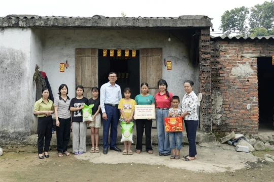 Trao hỗ trợ xây dựng nhà ở và tặng quà cho học sinh mồ côi