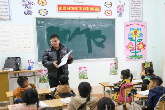 Thầy giáo tận tụy giữ lửa tri thức nơi biên viễn xứ Nghệ