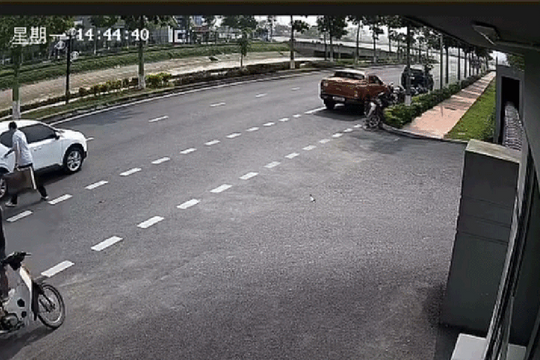 Vụ taxi dừng giữa đường, xe sau tông trúng bị lật: Lỗi của ai?