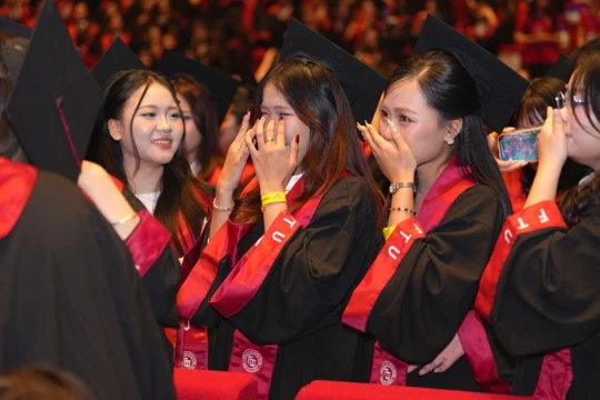 Tân cử nhân hãy cứ rực rỡ để theo đuổi ước mơ, vừa đủ tĩnh lặng để trưởng thành