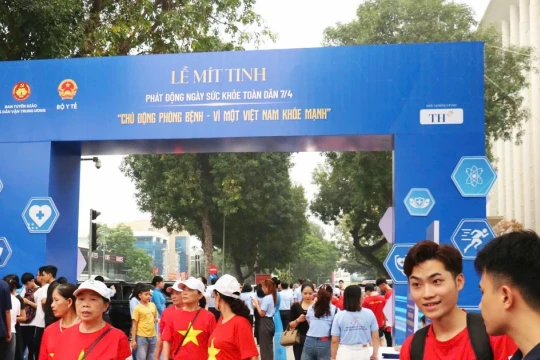 Hàng nghìn người tham gia Ngày hội Sức khỏe, khám sàng lọc miễn phí ở Hà Nội
