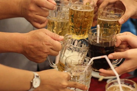 Ép người khác uống rượu, bia sẽ bị phạt 3 triệu đồng