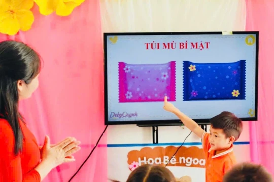 Học sinh mầm non ở miền núi làm quen với thiết bị thông minh