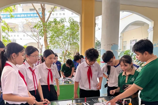 Sôi nổi Cuộc thi 'Robotics Challenge 2026' dành cho học sinh THCS tại TP Cần Thơ