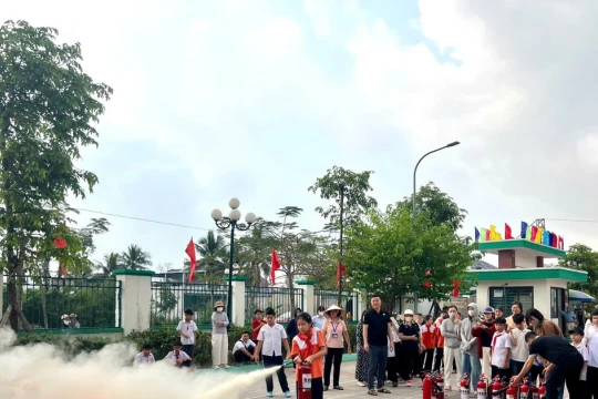 Học sinh tiểu học trải nghiệm chữa cháy
