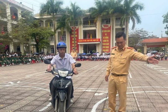 Hơn 600 học sinh THPT được tuyên truyền, hướng dẫn kỹ năng lái xe an toàn