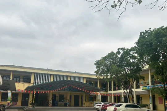 Đình chỉ hiệu trưởng vụ thịt ‘bất thường’ tại Trường Mầm non Hòa Bình