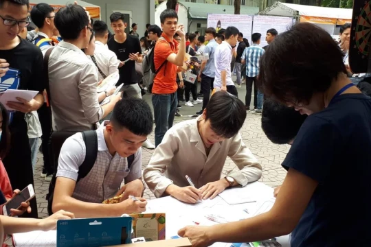 Sinh viên trong 'vòng xoáy thành tích'