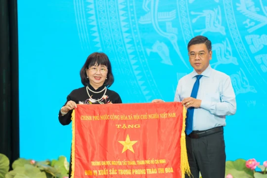 Trường ĐH Nguyễn Tất Thành nhận cờ thi đua của Chính phủ
