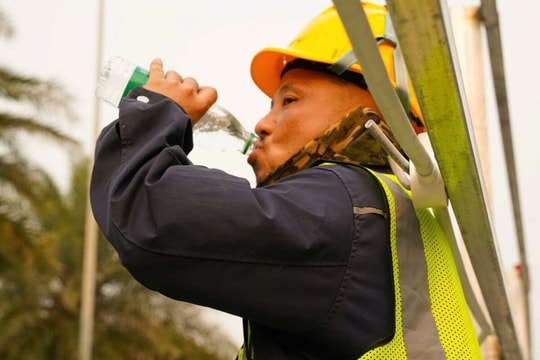 Người Hà Nội 'nung mình' trong đợt nắng nóng gay gắt đầu tiên năm 2026