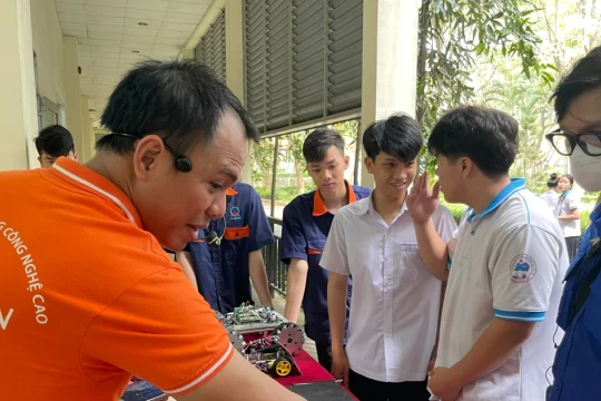 'Chạm' tới nghề qua trải nghiệm