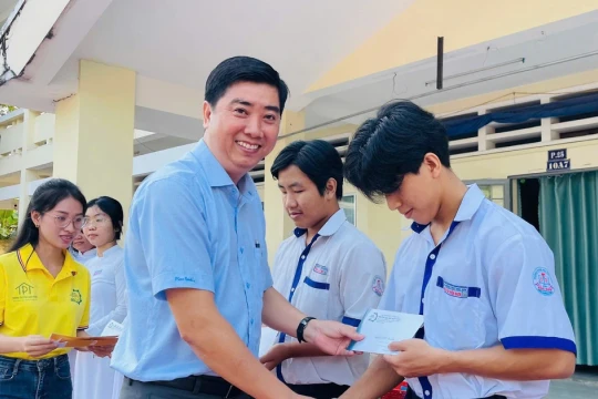 Trường ĐH Kiên Giang trao 795 suất học bổng tiếp sức học sinh trước mùa thi