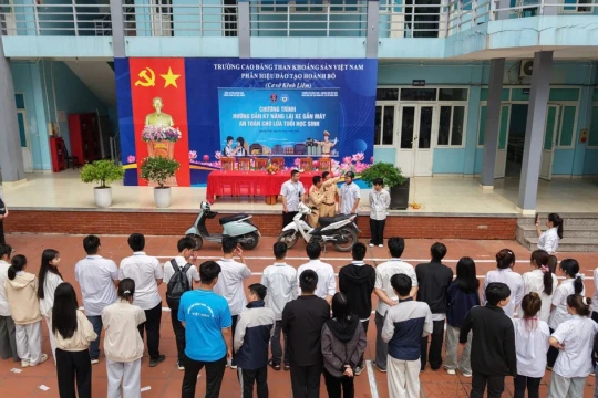 Tuyên truyền pháp luật, hướng dẫn kỹ năng lái xe an toàn cho 730 học sinh