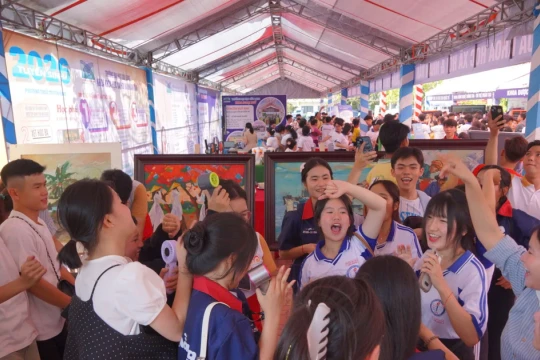 Báo GD&TĐ tổ chức hướng nghiệp trực tiếp, trực tuyến cho hàng nghìn HS Vĩnh Long