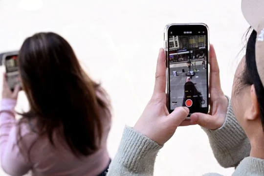 Hạn chế điện thoại trong trường học: 'Vùng xám' trong thực thi chính sách