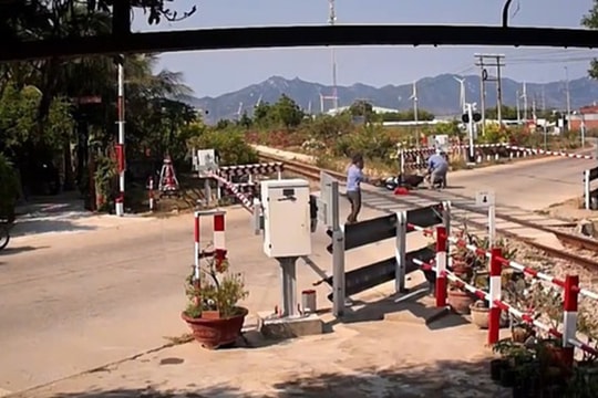 Người phụ nữ vượt rào chắn đường sắt, ngã sát đường ray khi tàu sắp tới