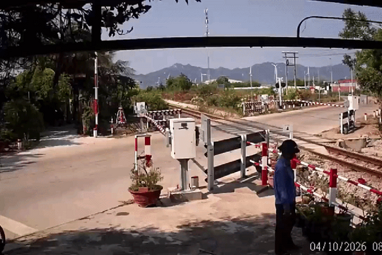 Clip người phụ nữ lao vào rào chắn, ngã trên đường ray khi tàu đang tới: Danh tính và cái kết