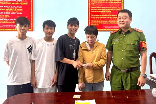 3 học sinh trả lại chiếc túi chứa nhiều tiền, vàng nhặt được ở bờ biển