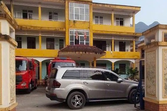 Người đàn ông đỗ xe ô tô chắn ngang cổng Trạm CSGT nhiều giờ