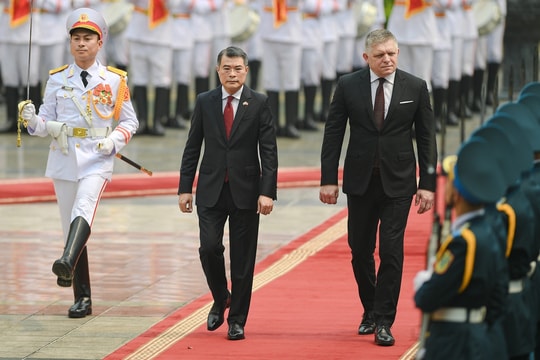 Thủ tướng Lê Minh Hưng chủ trì lễ đón Thủ tướng Slovakia