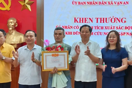 Khen thưởng người đàn ông ở Nghệ An cứu 2 mẹ con nhảy cầu