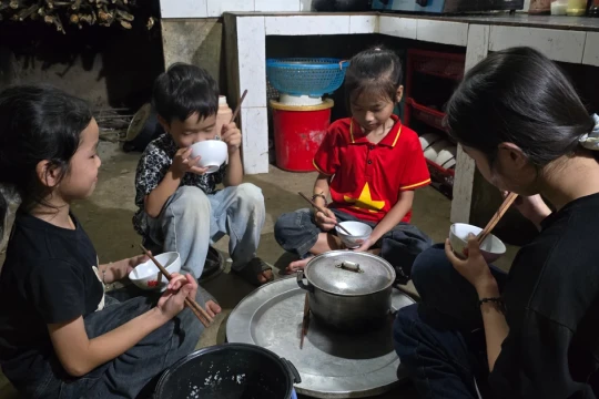 Những bữa cơm độn rau rừng của 5 đứa trẻ mồ cô mẹ, cha đổ bệnh ốm đau