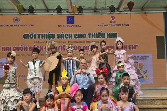 Trường Tiểu học Việt Nam - Cuba đón Đại sứ giới thiệu sách lịch sử