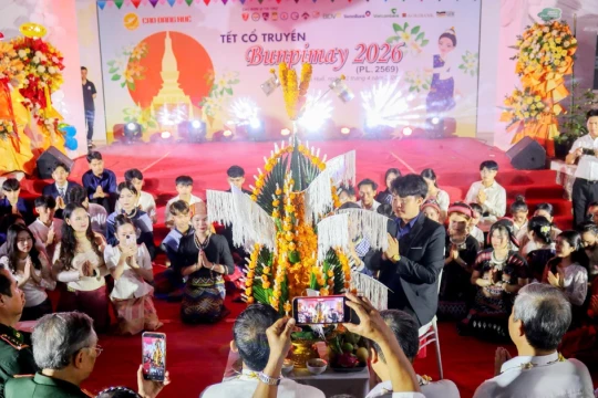 Thắm tình hữu nghị Việt – Lào trong sắc Xuân Bunpimay tại Huế