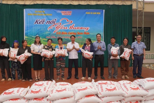 Báo Giáo dục và Thời đại kết nối yêu thương đến với học sinh và hộ nghèo biên giới