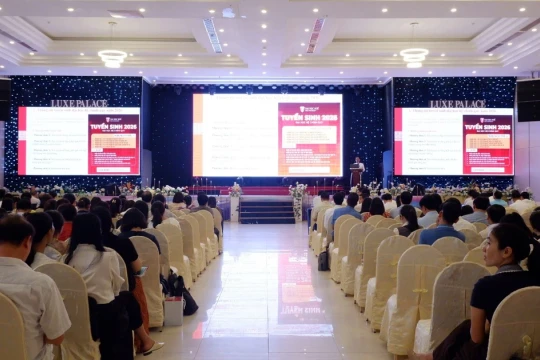 Giúp học sinh địa phương có định hướng nghề nghiệp đúng đắn