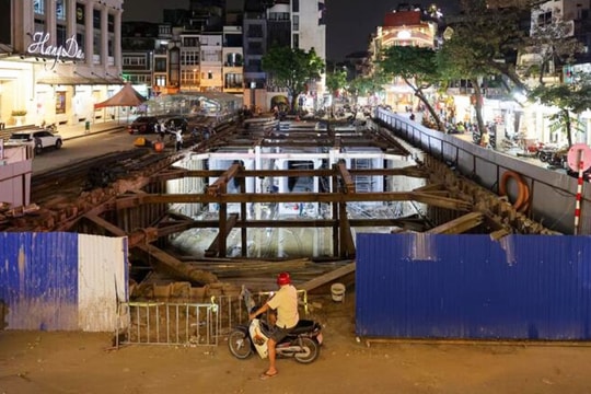 Xuyên đêm thi công loạt công trình chống ngập trong lòng phố cổ Hà Nội