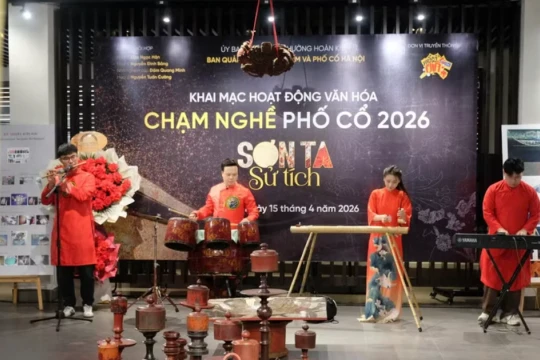 Phố cổ Hà Nội rộn ràng chuỗi sự kiện chào mừng lễ 30/4