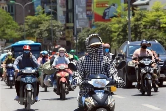 Dự báo thời tiết ngày 15/4: Trung Bộ nắng nóng gay gắt, Nam Bộ mưa về chiều tối