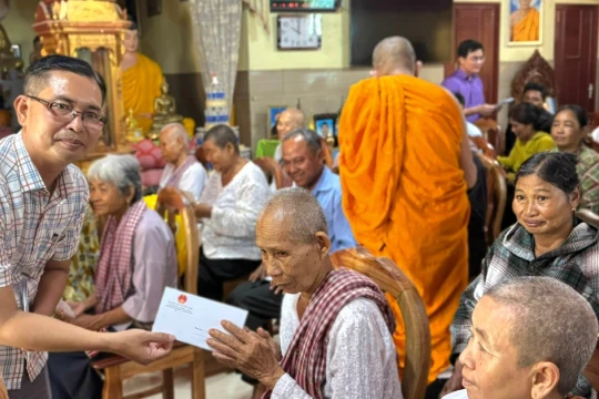 Tặng hơn 720 phần quà cho đồng bào Khmer An Giang vui đón Tết Chôl Chnăm Thmây