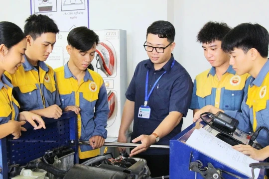 Xác lập vị thế giáo viên giáo dục thường xuyên