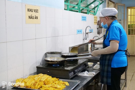 Không để thực phẩm bẩn vào bếp ăn trường học
