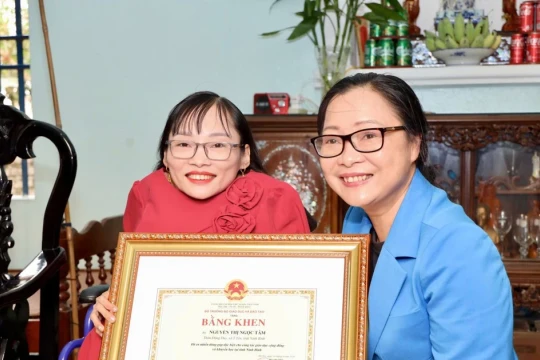 Trao Bằng khen cho cá nhân tiêu biểu trong giáo dục cộng đồng tại Ninh Bình