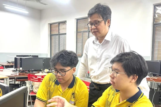 Học sinh ứng dụng AI vào thiết kế thuốc