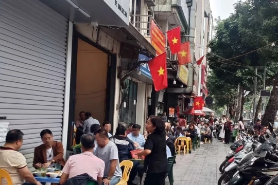 Hà Nội: 2 chỉ huy và 14 cán bộ công an phường 'không hoàn thành nhiệm vụ' vì để vi phạm trật tự đô thị, ùn tắc