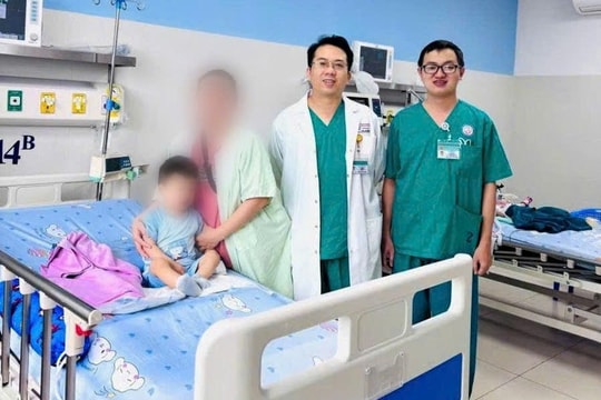 Bé 2 tuổi nuốt hóa chất anh trai mang từ trường về, phải lọc máu liên tục