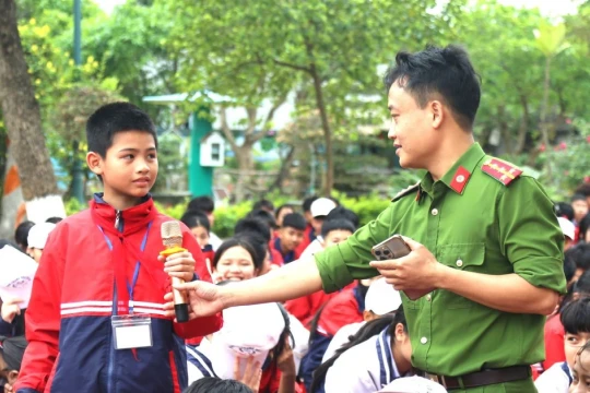 Xây dựng trường học không khói thuốc: Bắt đầu từ cổng trường an toàn