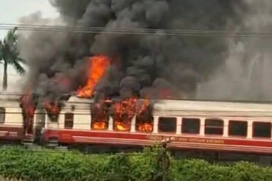 Tàu hỏa chở khách tuyến Hà Nội - Hải Phòng đang chạy bất ngờ bốc cháy dữ dội