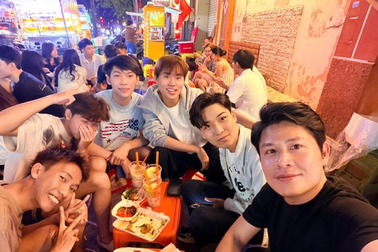 Nhạc sĩ Nguyễn Văn Chung sốc khi bạn cùng lớp nói “anh bằng tuổi mẹ em”